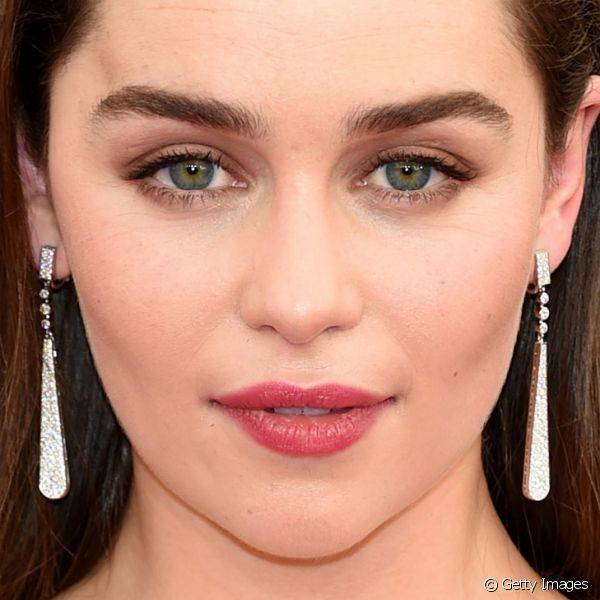 Para o SAG Awards de 2015, Emilia Clarke investiu em uma sombra marrom opaca que destacou ainda mais seus olhos azuis